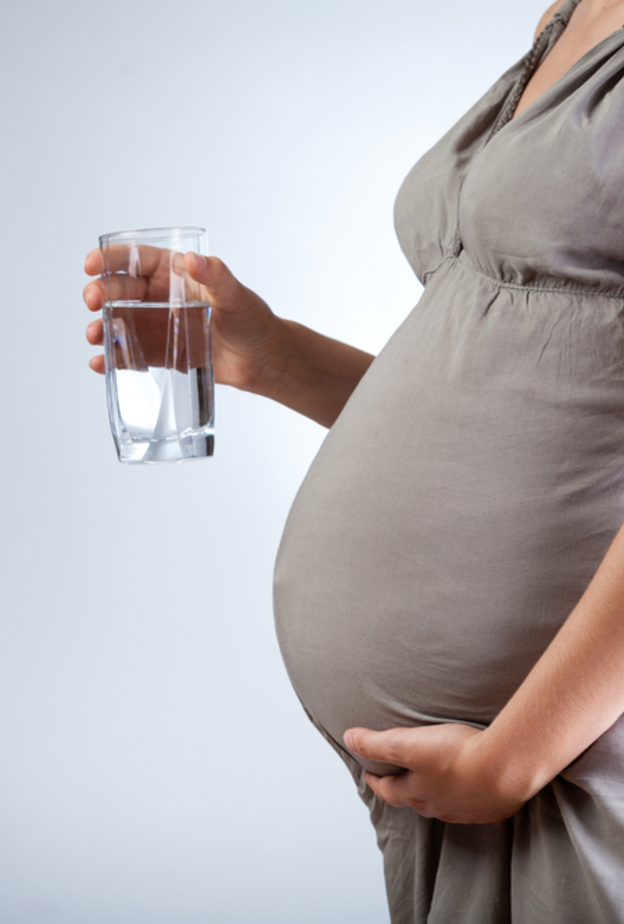 فوائد كثرة شرب الماء للحامل