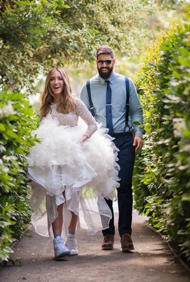 عروسان بالحذاء الرياضي