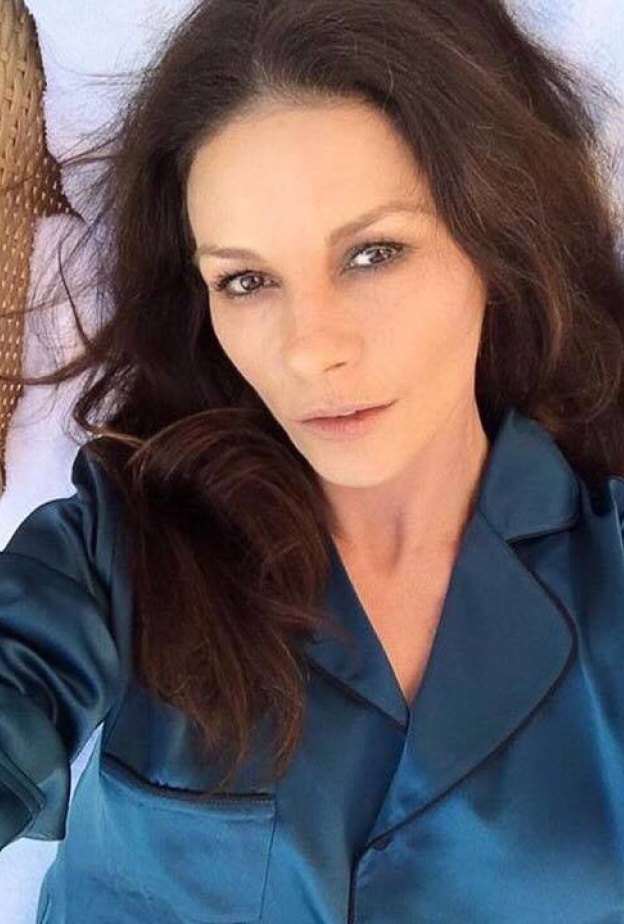 كاثرين زيتا جونز تصدم متابعيها بصورة بدون مكياج !