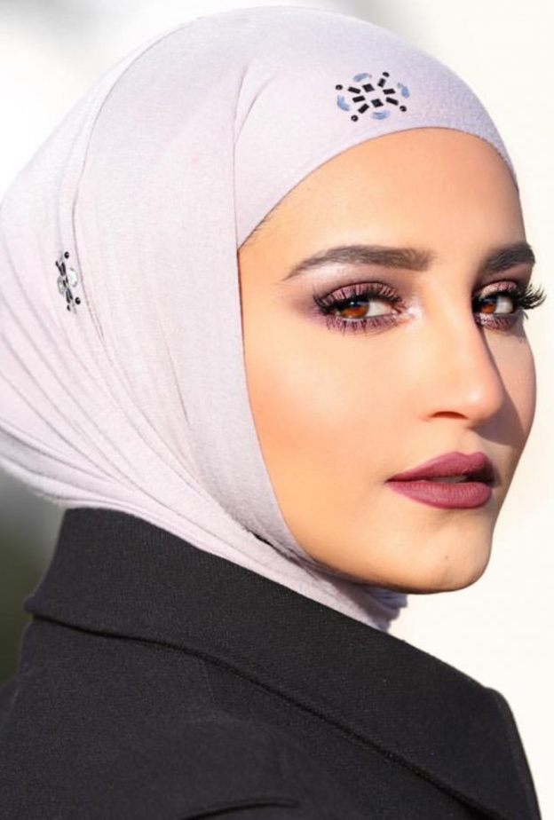 مكياج عيون مع الظلال النيلية البراقة