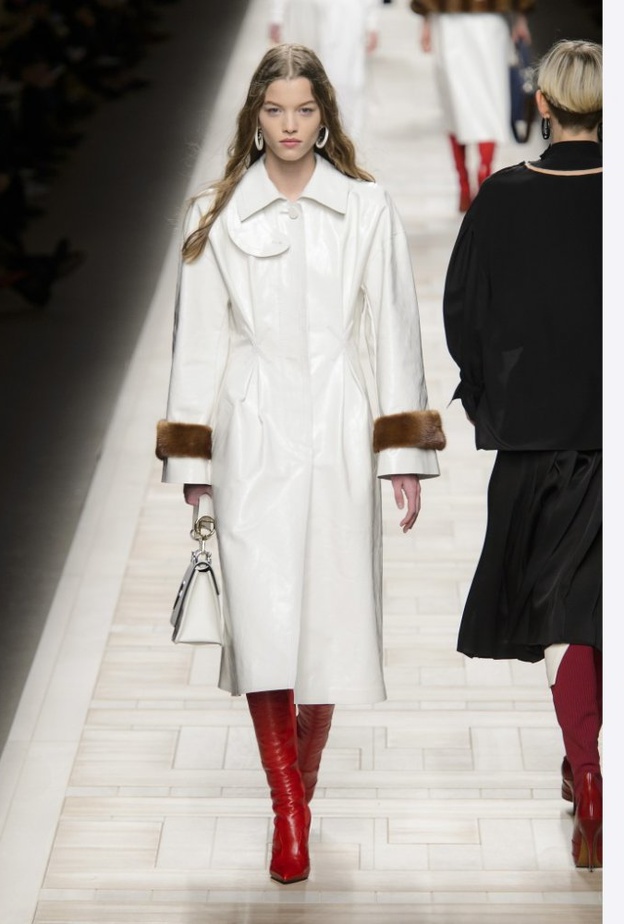 درجات مختلفة من اللون الأبيض مع البيج في تنسيق من اليكسس مابيي