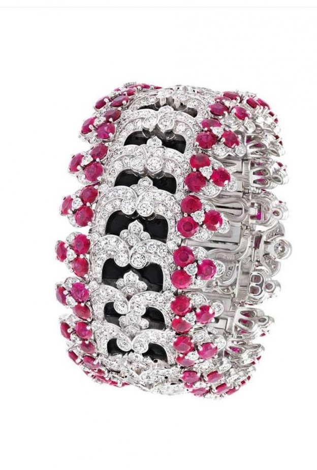 قلادة فان كليف آند أربلز من الياقوت.