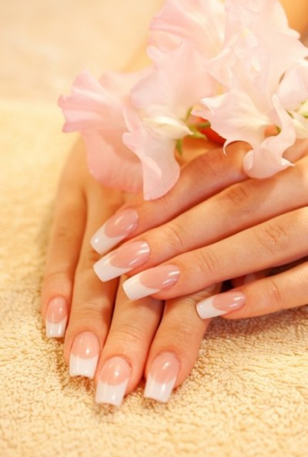 انقعي اظافرك بالليمون لتنظفيها وتلميعها