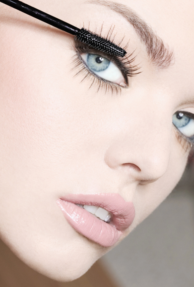 وضع الماسكارا بشكل متلاصق ‏ ‏لتكثيف الرموش.