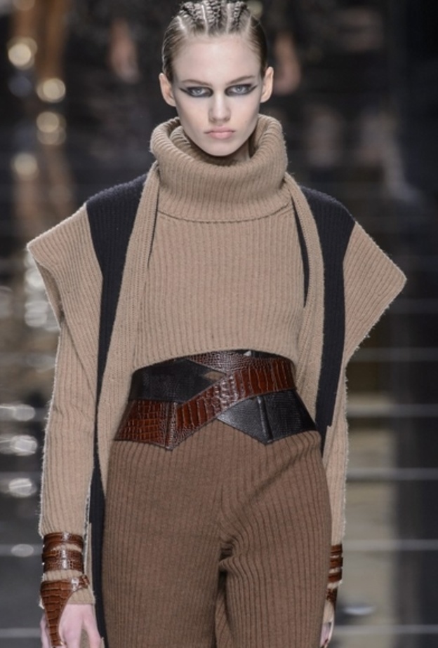 من بالينسياغا رقيّ وكلاسيكية بلون ترابي فاتح