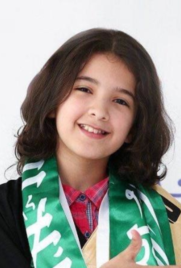 جانب من استقبال الطالبة شذا في المطار