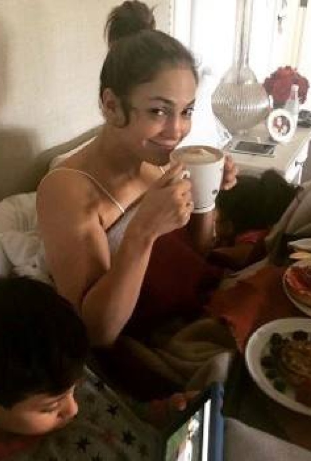 جنيفير لوبيز تتناول وجبة الإفطار مع ولديها في السرير في صورة شاركت بها متابعيها على الانستقرام