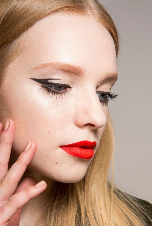 تكبير حجم العين بالكحل السائل