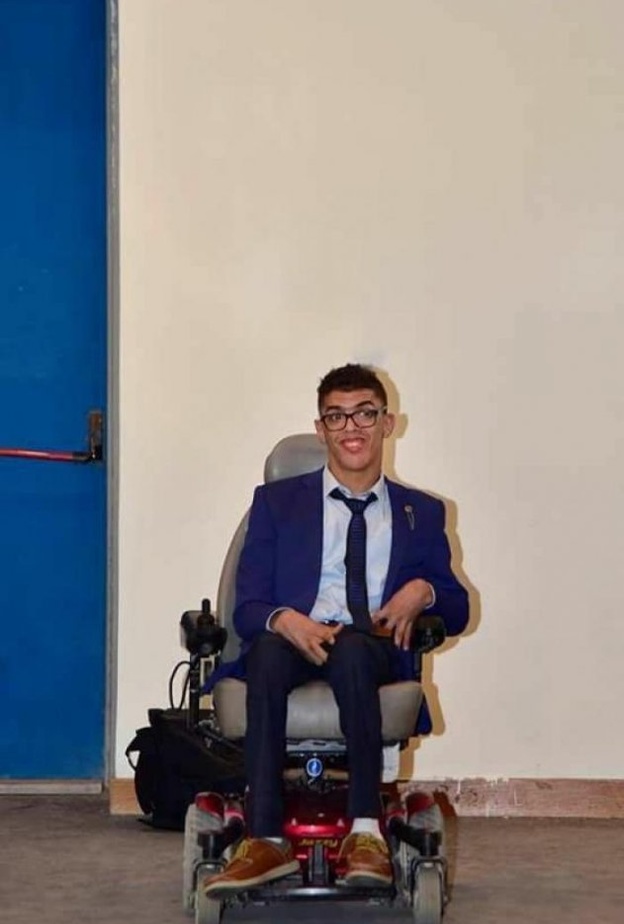 مصاب بالشلل الرباعي يؤلف رواية كتبها بأنفه