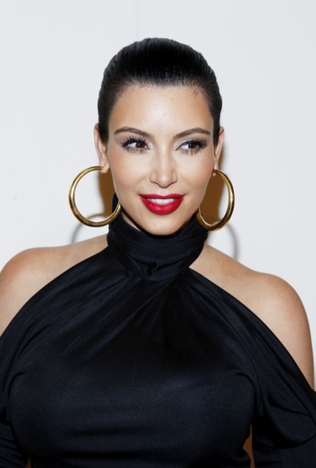 كيم كارداشيان ترتدي عقد لافت من الذهب.