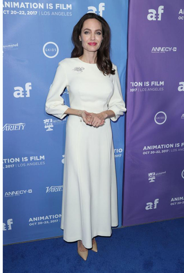 اطلالة ناعمة بأنجيلينا جولي اعتمدت فيها تنورة عسلية مع قميص باللون الأبيض