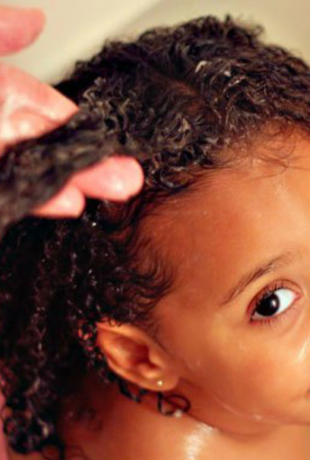 خلطات لتنعيم شعر الاطفال الخشن