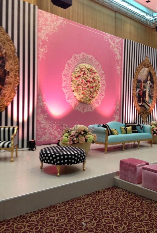 كوشة مزينة بالكريستال والورود.