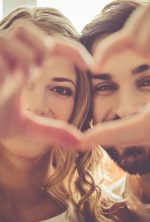 عريس الميزان رومانسي ويحب الورود والموسيقى