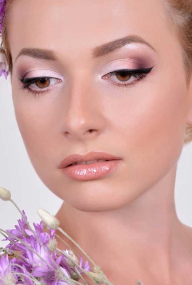 اختاري ظلال العيون الفاتحة و الداكنة لماكياج اللون البنفسجي