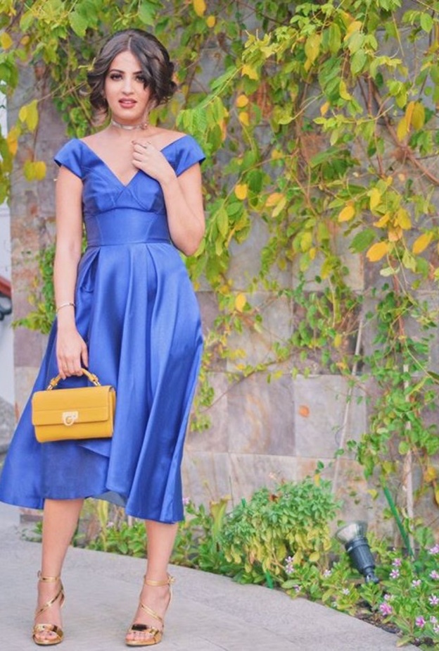 فستان أنيق ومميز باللون الأزرق