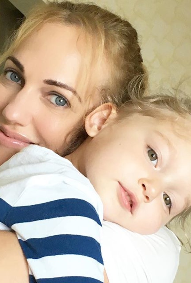 مريم أوزرلي وابنتها