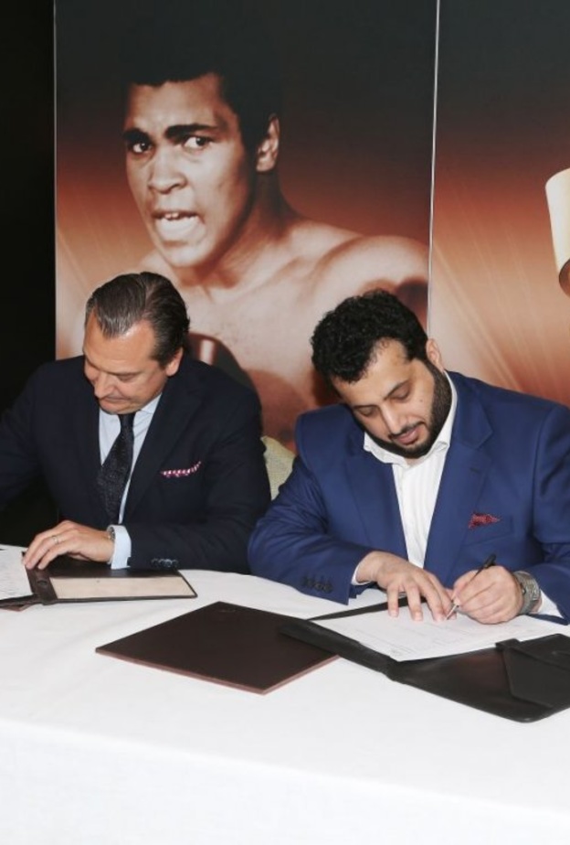 تركي آل الشيخ يوقع إتفاقية لاستضافة بطولة محمد علي كلاي للملاكمة