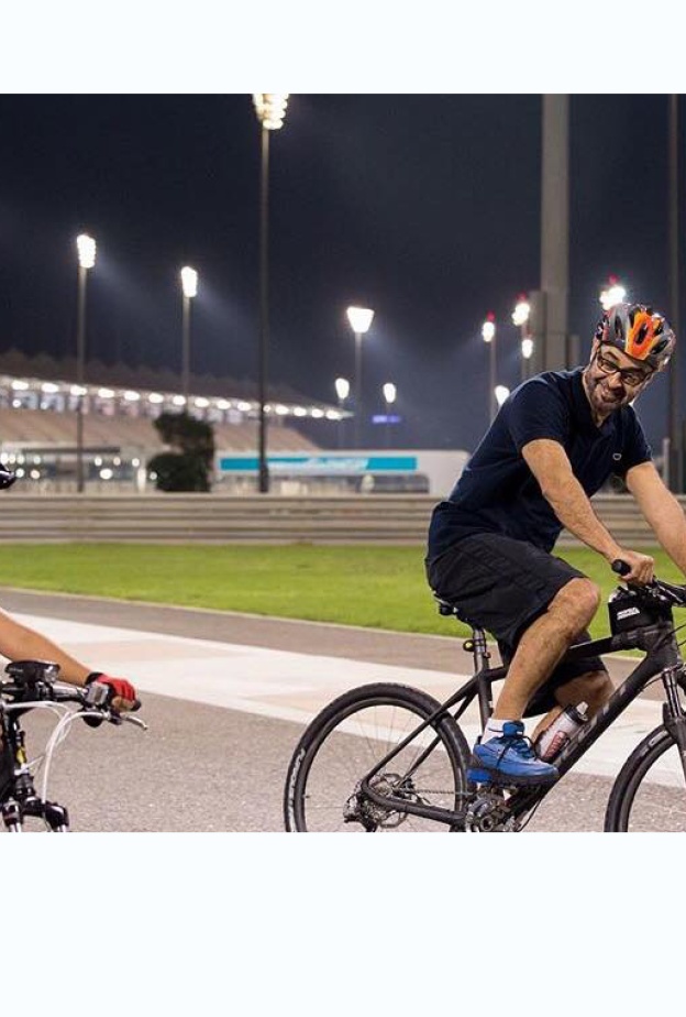 الشيخ محمد بن زايد خلال ممارسته الرياضة وقبوله لتحدي دبي للياقة