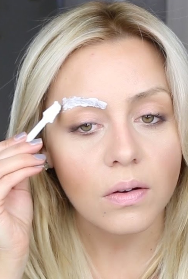 استخدمي أعواد القطن عند عملية الصبغ.