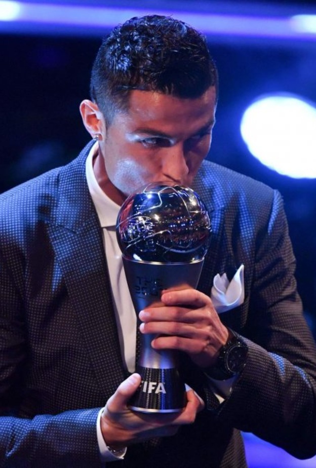 فاز مدرب ريال مدريد زين الدين زيدان بجائزة أفضل مدرب بعد تحقيق الثنائية