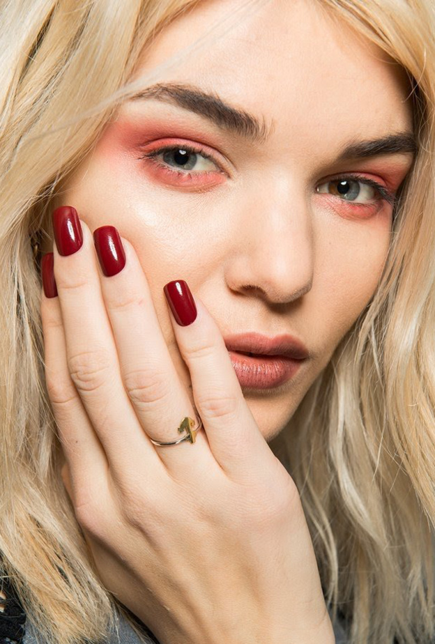 مناكير اللون الأحمر اللماع مع الاظافر الدائرية من Jeremy Scott