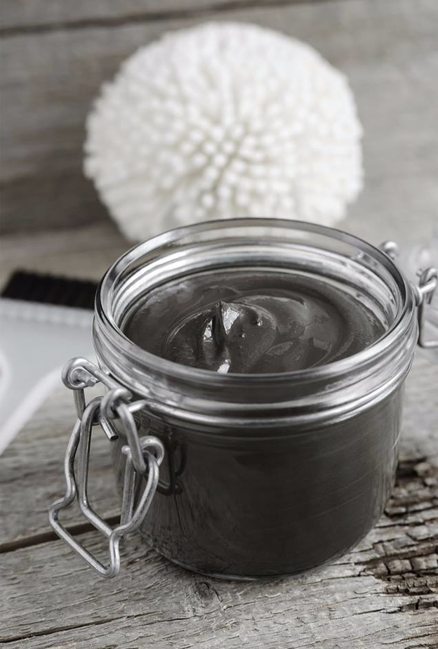 يفيد استخدام ماسك الطين في نقاء البشرة الدهنية.