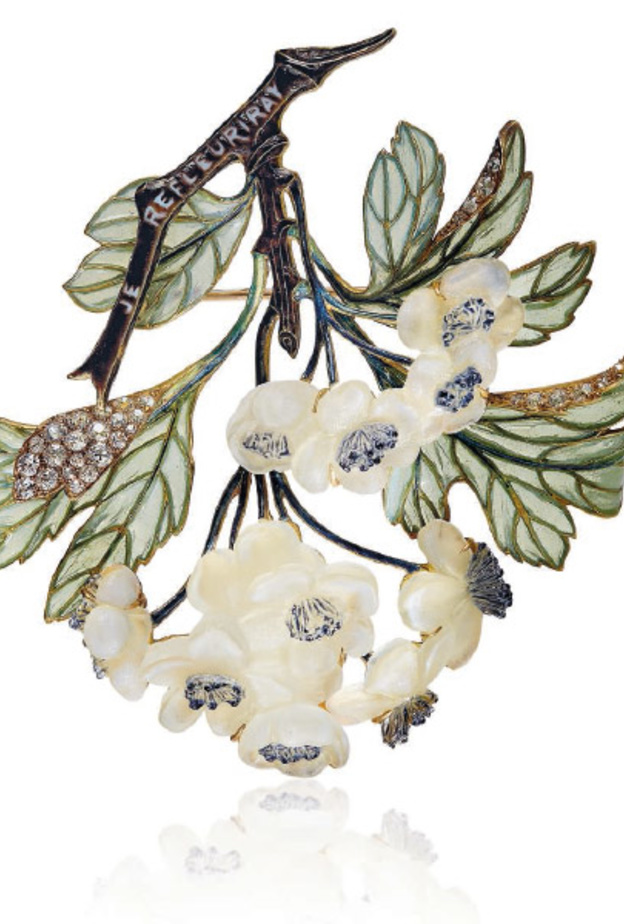 قلادة أرت ديكو من كارتييه