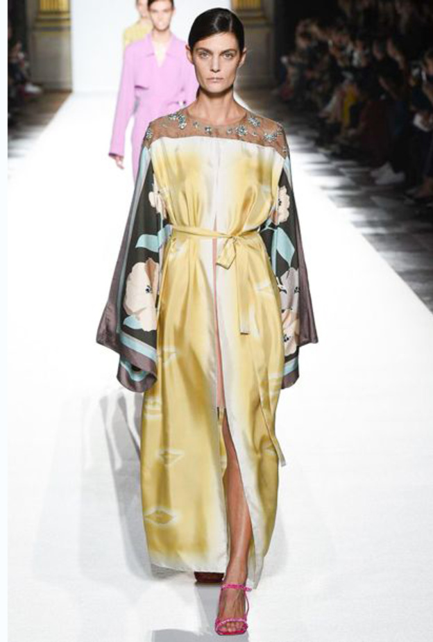 جلابية من توري بورتش من مجموعة ربيع وصيف ٢٠١٨