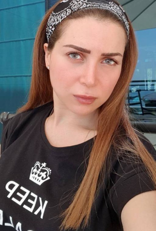 مي عز الدين تكشف عن وشمها الجديد