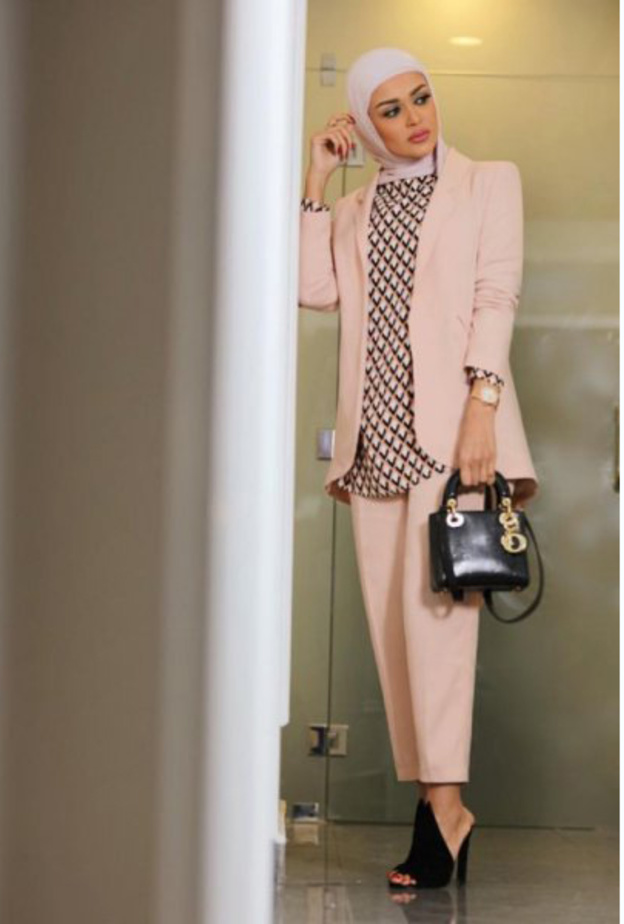 ملابس محجبات مع البدلات الرسمية باللون الوردي بأسلوب لينا اسعد