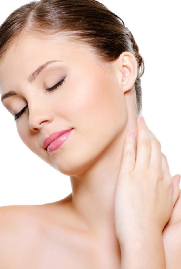 يعمل الموز على شد وترطيب البشرة.