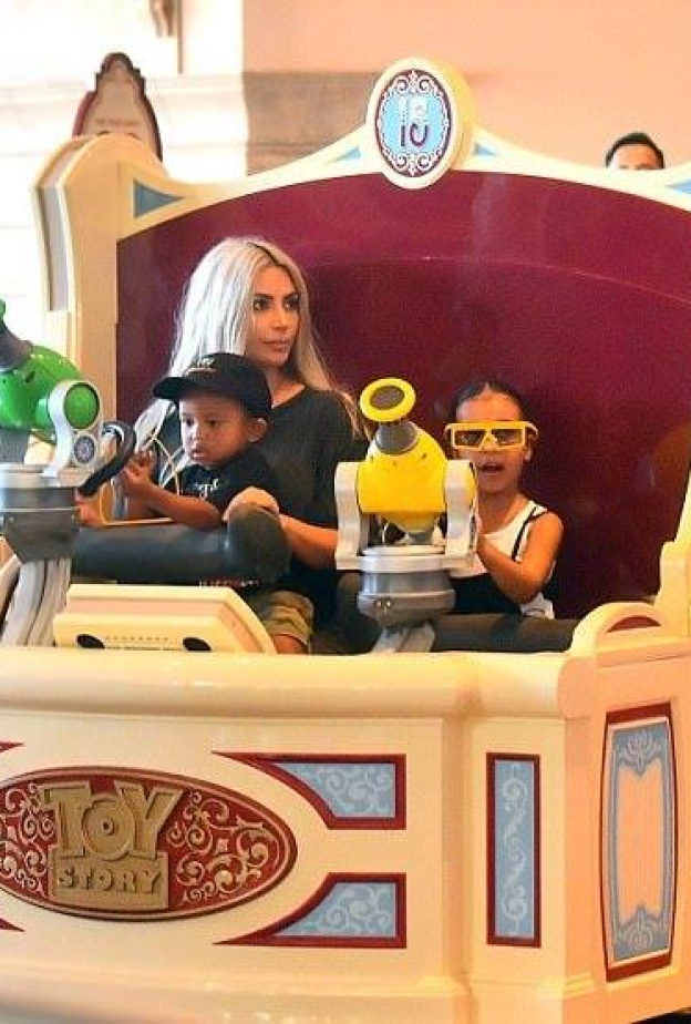 كيم كاردشيان تحتفل بعيد ميلادها برفقة طفليها في ديزني لاند