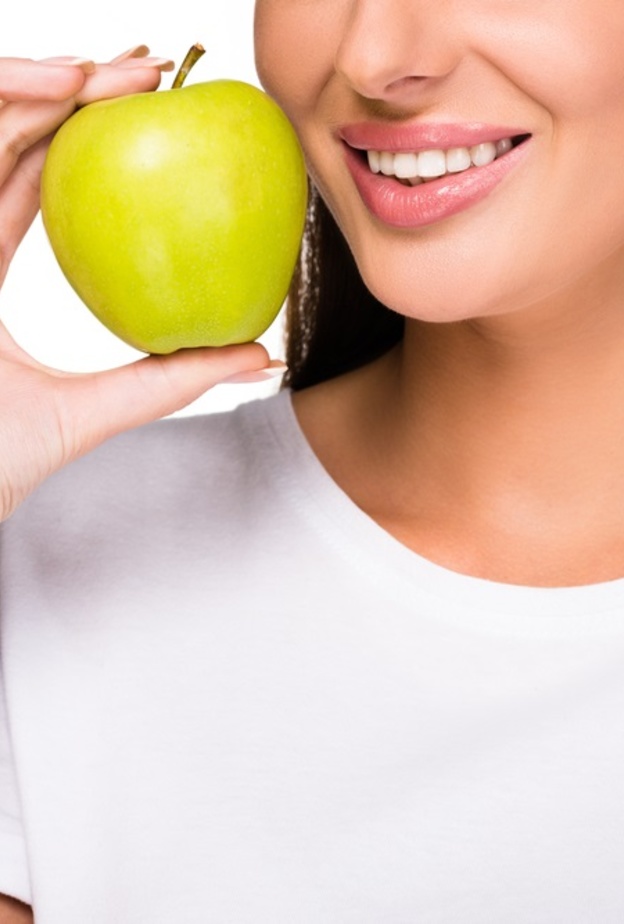 يلعب الغذاء دورا بارزا في الحفاظ على صحة الاسنان