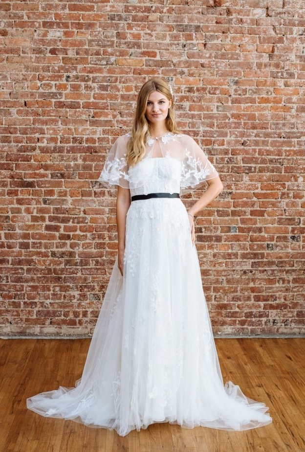 فستان زفاف من مجموعة Idan Cohen مع الكاب الملكي المطرز لموسم خريف 2018