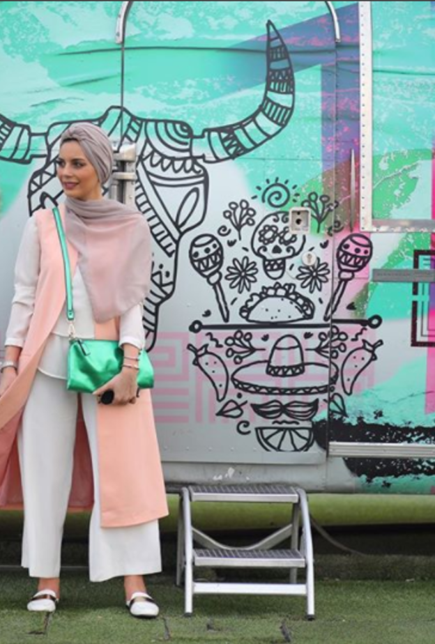 دينا الشريف مع اللون الترابي للجيليه الطويلة