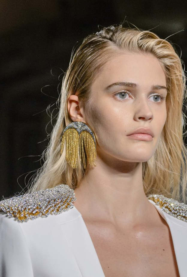 تسريحات شعر مع الشرائط على خطى عارضات ‏‎ Ryan Lo‏ ‏.