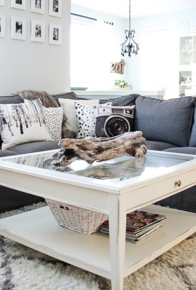 المخدات واللوحات والإكسسوارات مهمة في غرف المعيشة.