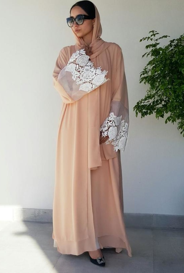 عباية من موزان سوداء مصممة من الكريب مع تفاصيل الدانتيل مع الأحجار السوداء اللامعة