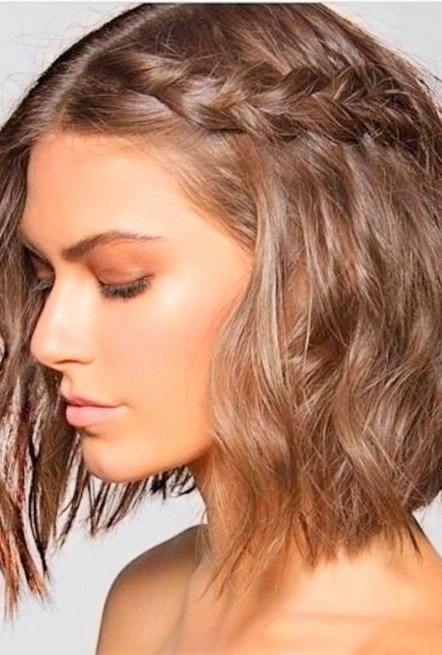 تسريحة شعر منخفضة للوجه الدائري