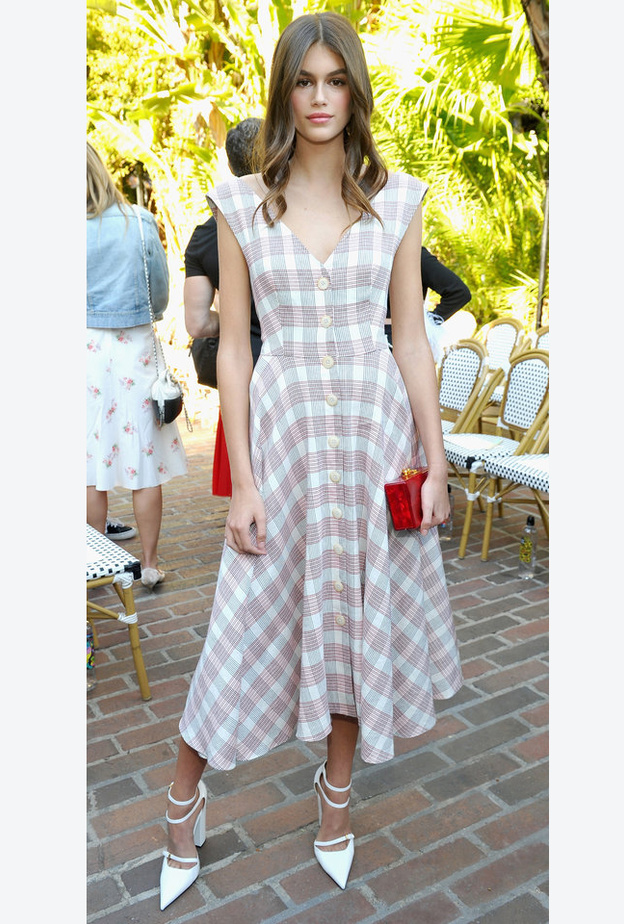 كيندال جينر ‏Kendall Jenner‏ حافظت على إطلالتها الشبابية مع بنطلون الجينز والتوب البيضاء الهادئة