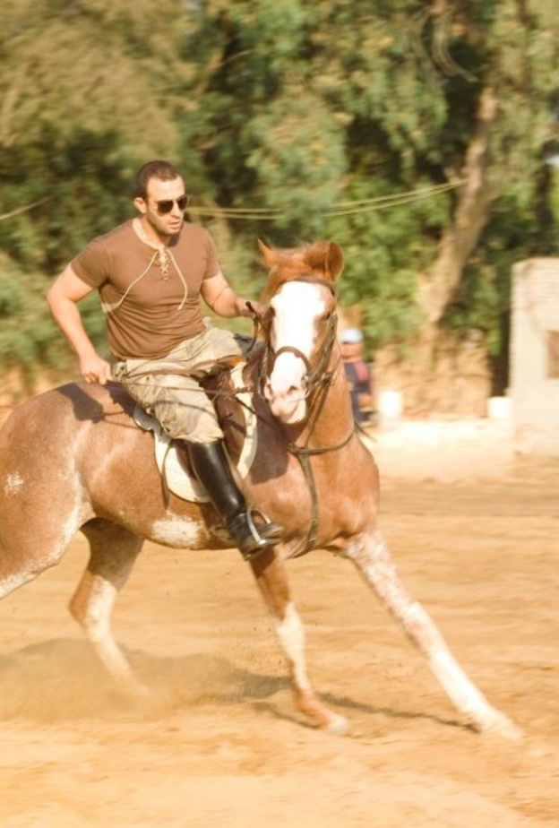 احمد السقا مع حصانه