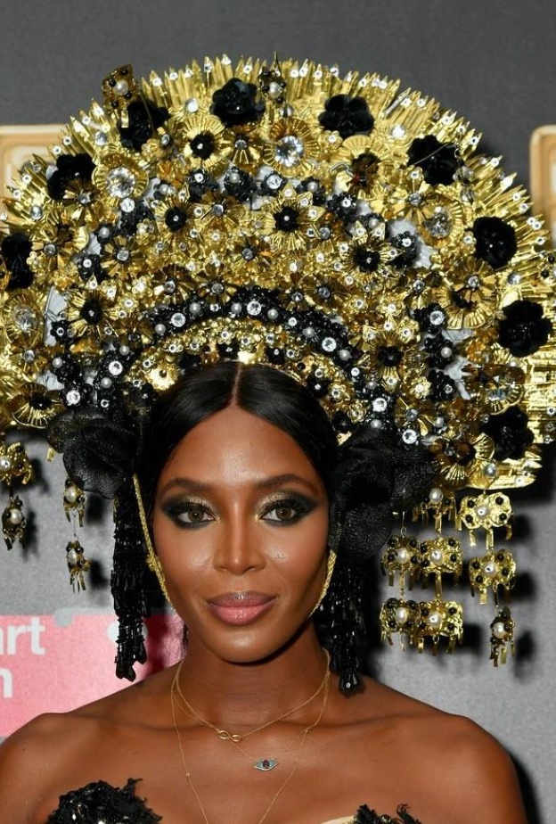 نعومي كامبل متألقة بأكسسوار ضخم خلال حضورها لحفل أمفار الخيري