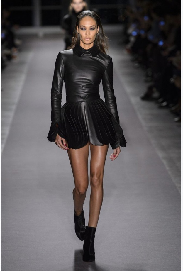 brandon Maxwell أسلةب راقي وقماشات شتوية وتنورة قصيرة تليق بقصيرات القامة