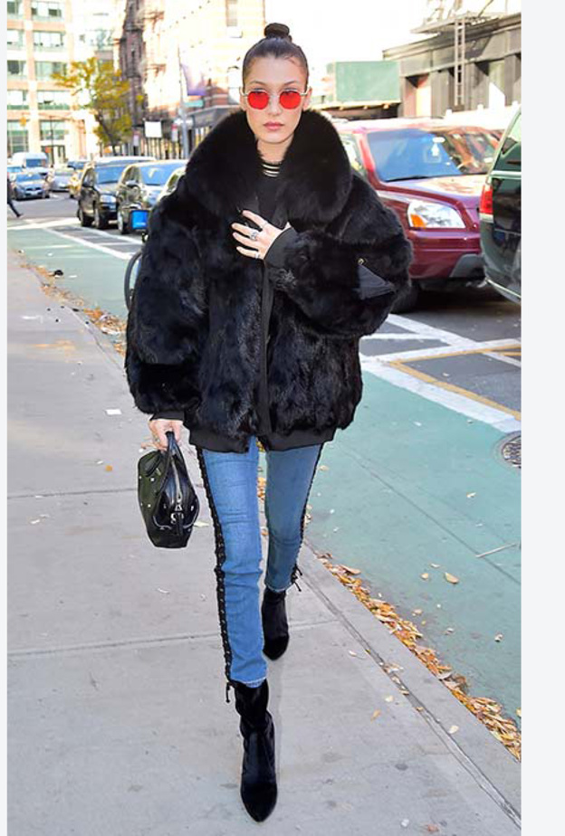 لوك عصري نسفته جيجي حديد وأكملته بتصميم نظارات شمسية لافتة.