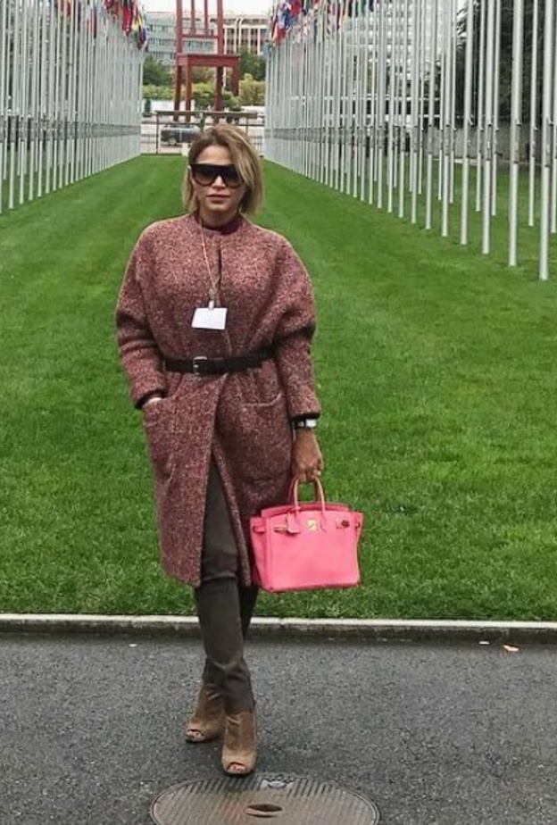 نهى نبيل بمعطف شتوي مع حزام عند الخضر