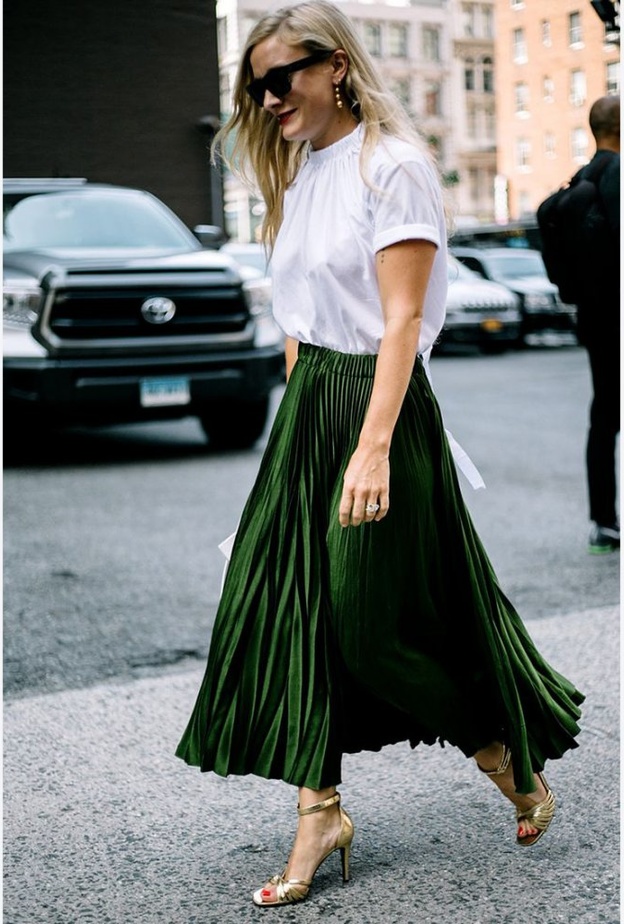  نسقي التنورة الزيتي الجلد مع القميص الابيض الكلاسيكي