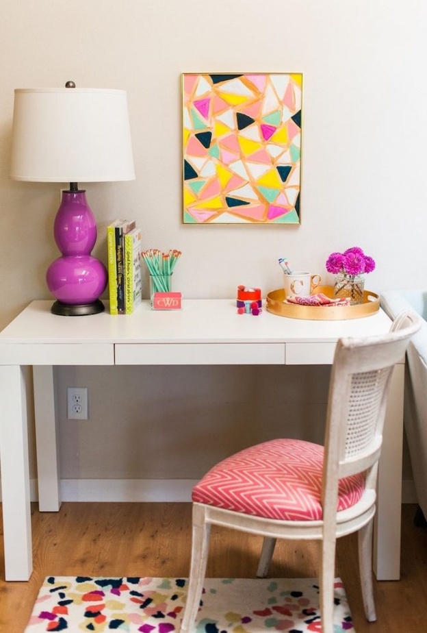 زاوية المنزل تتحول لغرفة مكتب صغيرة