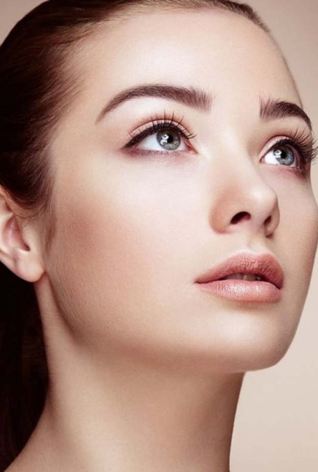 ماسك الحليب وزيت اللوز المر يخفي الهالات السوداء ويرطب البشرة