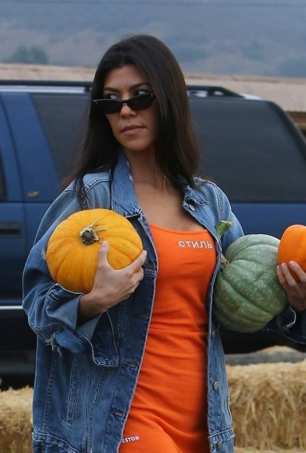 كورتني كاردشيان تختار عددا من حبات اليقطين استعدادا للاحتفال بالهالوين